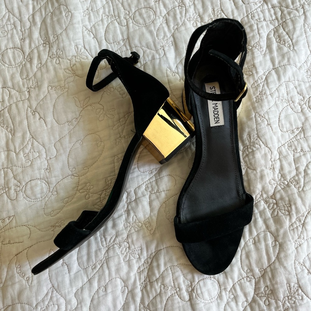 Block heel velvet sandals